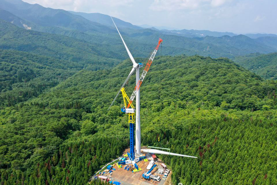 タワークレーンを用いた大型風車の施工